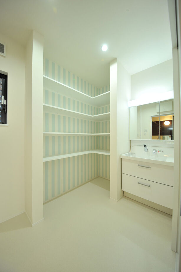 UK LIFE DESIGN 【1600万円/踊り場】そり立つ板張りの壁が印象的。屋上バルコニーのある家の建築実例画像6