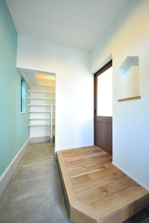 UK LIFE DESIGN 【1600万円/踊り場】そり立つ板張りの壁が印象的。屋上バルコニーのある家の建築実例画像7