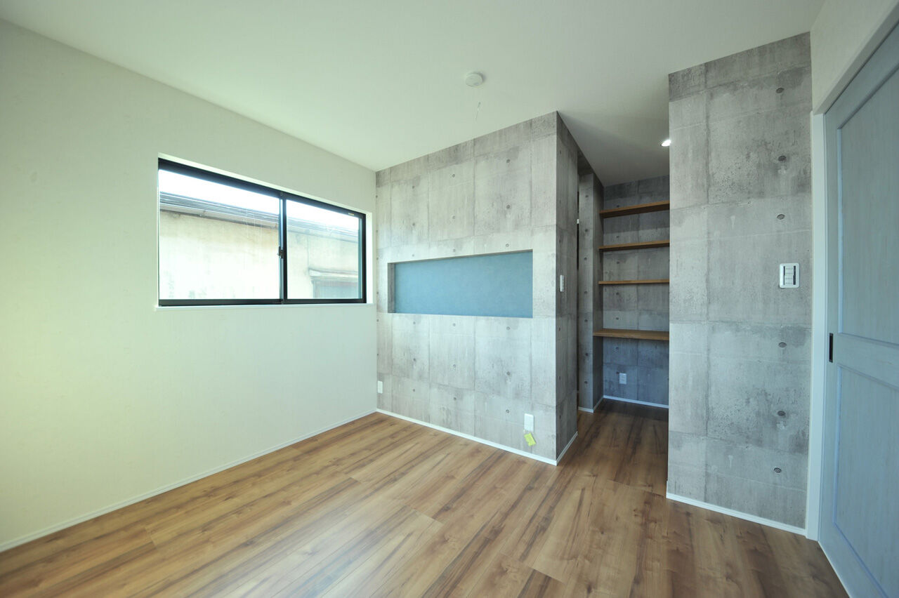 UK LIFE DESIGN 【1600万円/踊り場】そり立つ板張りの壁が印象的。屋上バルコニーのある家の建築実例画像8