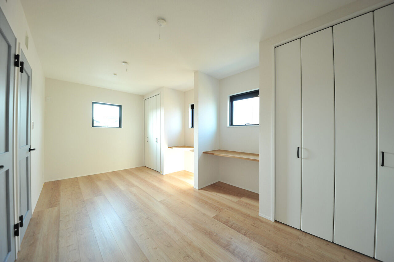 UK LIFE DESIGN 【1600万円/踊り場】そり立つ板張りの壁が印象的。屋上バルコニーのある家の建築実例画像9