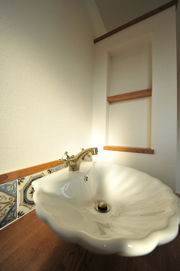 UK LIFE DESIGN 【1600万円/踊り場】そり立つ板張りの壁が印象的。屋上バルコニーのある家の建築実例画像10