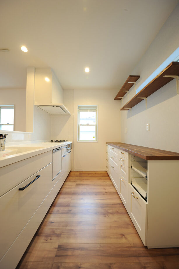 UK LIFE DESIGN 【1350万円/カバードポーチ】真っ白なラップサイディングのカリフォルニアスタイルの家の建築実例画像4