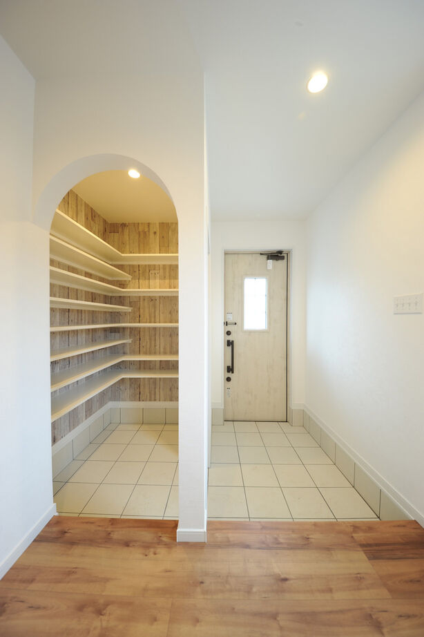 UK LIFE DESIGN 【1350万円/カバードポーチ】真っ白なラップサイディングのカリフォルニアスタイルの家の建築実例画像8