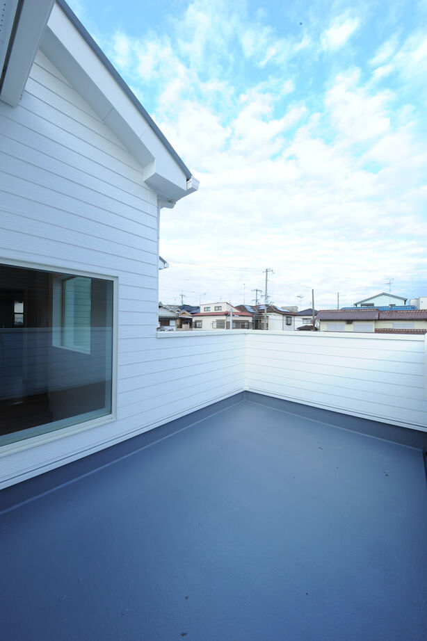 UK LIFE DESIGN 【1350万円/カバードポーチ】真っ白なラップサイディングのカリフォルニアスタイルの家の建築実例画像9