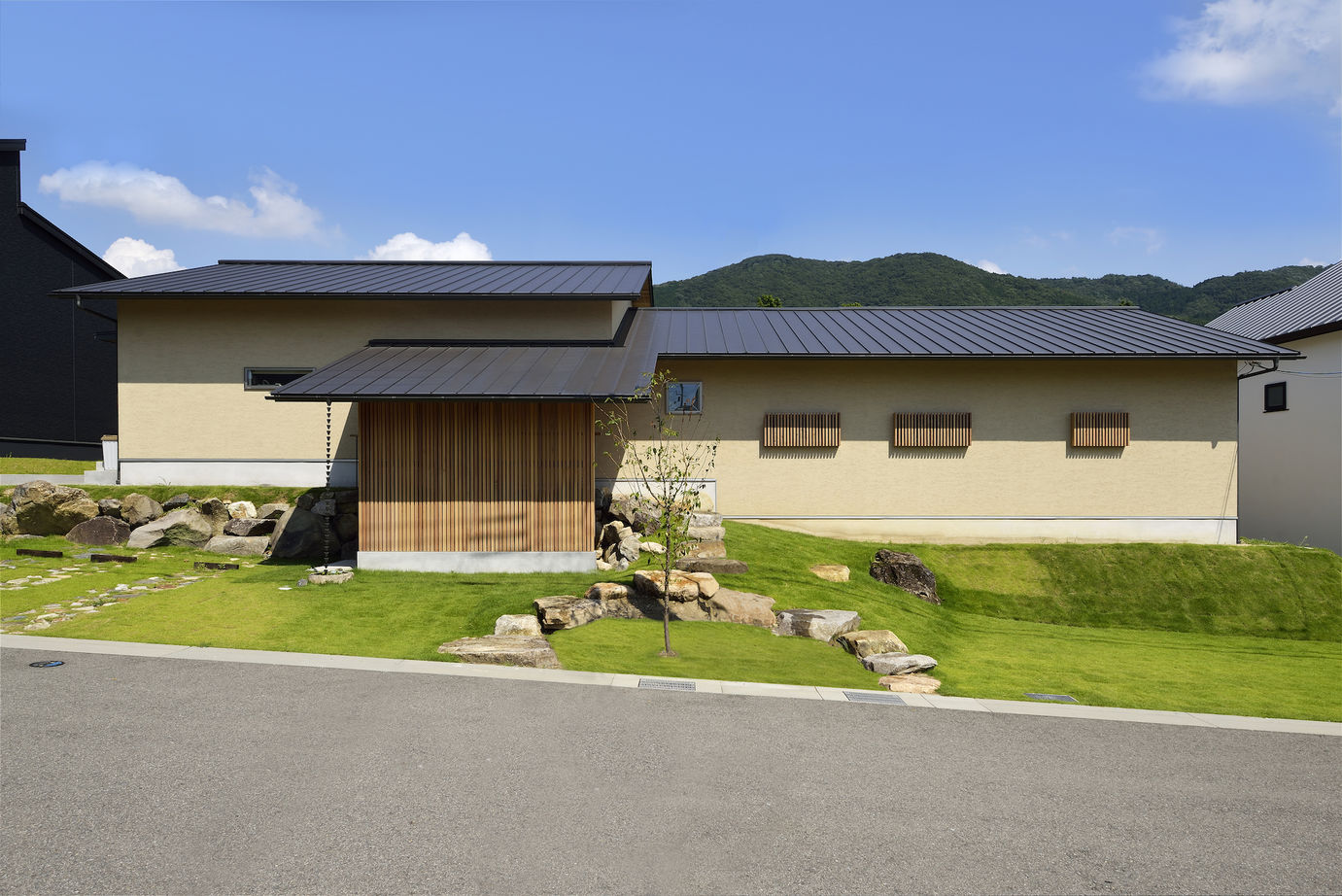 一級建築士事務所　フクダ・ロングライフデザイン 【箕面市/平屋】採光と中庭のある平屋。パッシブ冷暖で快適・子育て仲間が集う空間の建築実例画像2