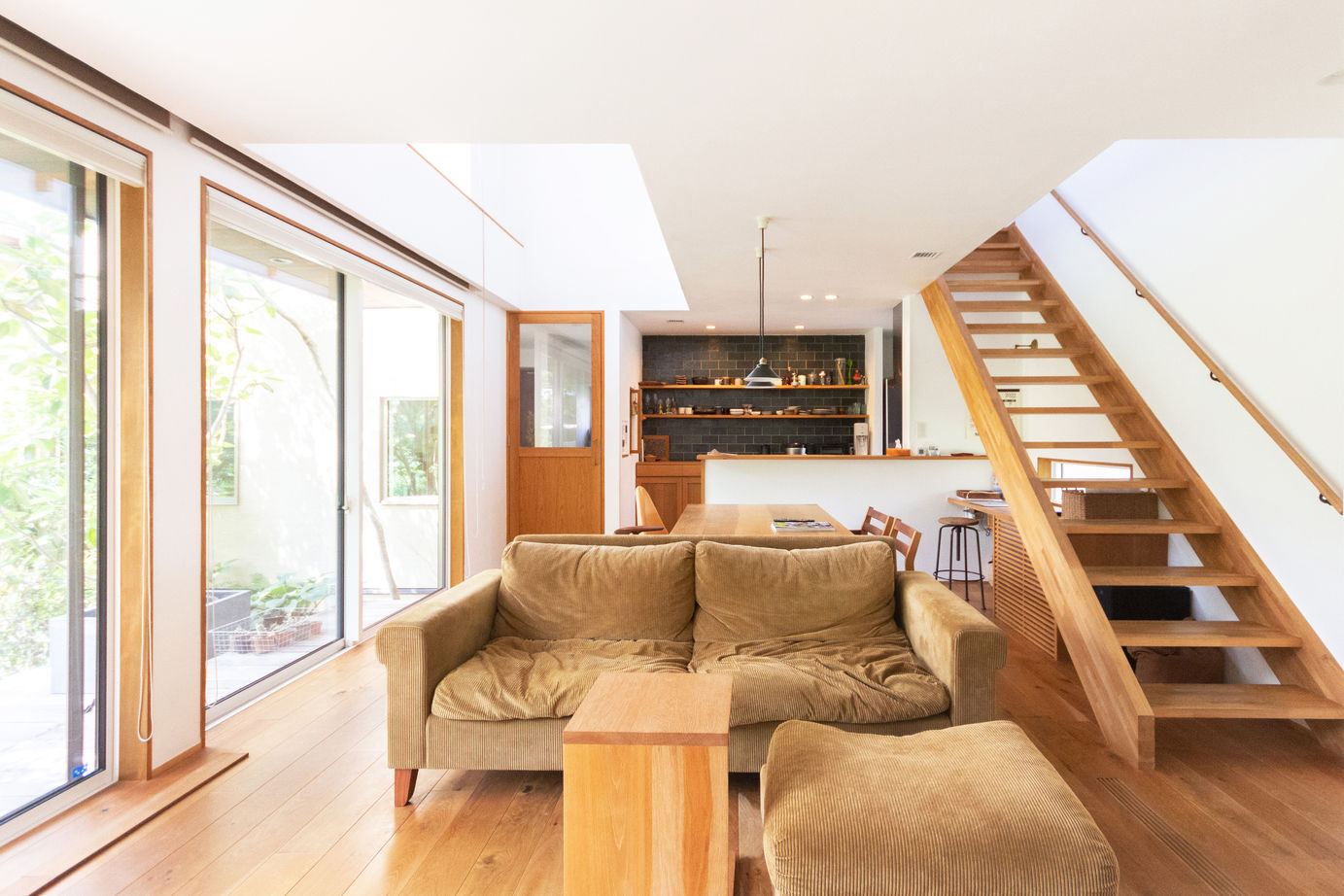 一級建築士事務所　フクダ・ロングライフデザイン 【池田市/パッシブデザイン/床下冷暖房/SE構法/オシャレ/間取り有】庭と一体化した造園家の住まい。の建築実例画像2