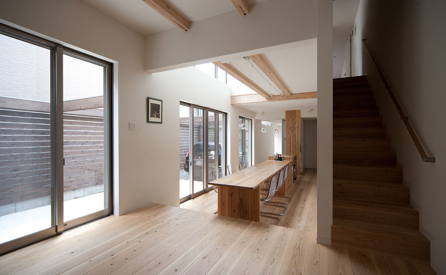 一級建築士事務所　フクダ・ロングライフデザイン 【摂津市/吹き抜け/大開口/SE構法/オシャレ】大胆なプランで開放感を満喫。カウンターテーブルに集う家の建築実例画像3