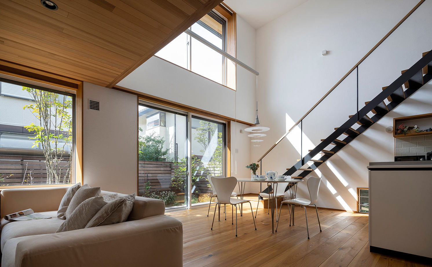 一級建築士事務所　フクダ・ロングライフデザイン 【断熱等級6/C値0.50/パッシブデザイン/SE構法/吹抜/耐震等級3】庭に寄り添う空間と 日射取得を両立した家の建築実例画像3