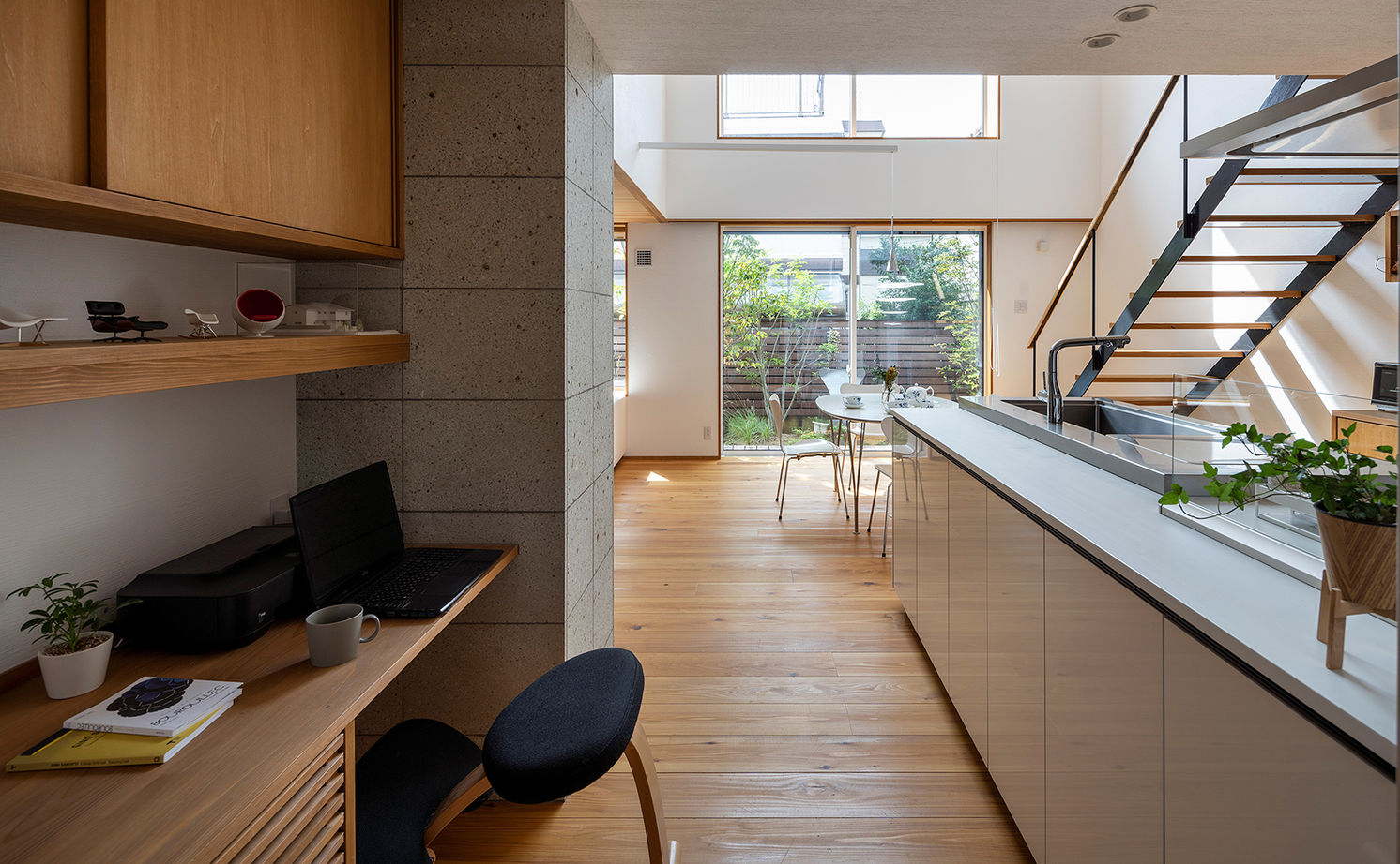 一級建築士事務所　フクダ・ロングライフデザイン 【断熱等級6/C値0.50/パッシブデザイン/SE構法/吹抜/耐震等級3】庭に寄り添う空間と 日射取得を両立した家の建築実例画像4