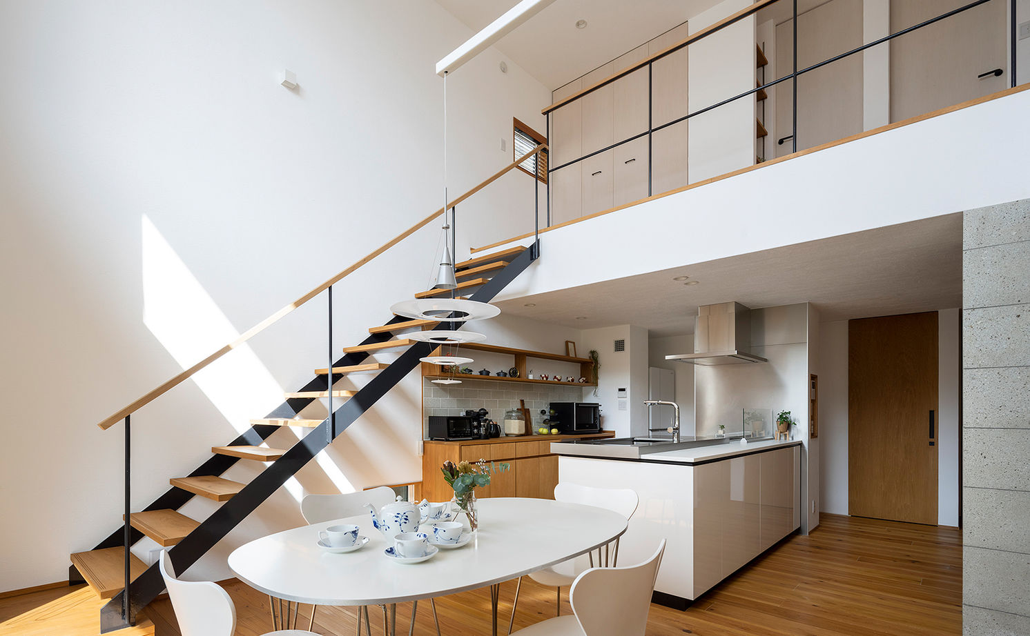 一級建築士事務所　フクダ・ロングライフデザイン 【断熱等級6/C値0.50/パッシブデザイン/SE構法/吹抜/耐震等級3】庭に寄り添う空間と 日射取得を両立した家の建築実例画像6