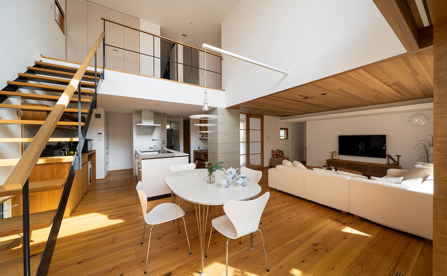 一級建築士事務所　フクダ・ロングライフデザイン 【断熱等級6/C値0.50/パッシブデザイン/SE構法/吹抜/耐震等級3】庭に寄り添う空間と 日射取得を両立した家の建築実例画像7