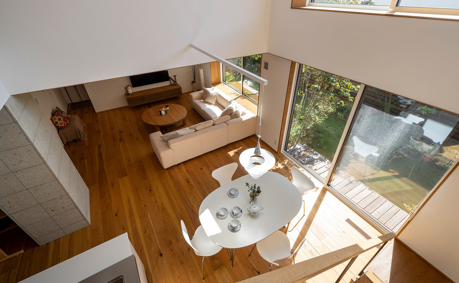 一級建築士事務所　フクダ・ロングライフデザイン 【断熱等級6/C値0.50/パッシブデザイン/SE構法/吹抜/耐震等級3】庭に寄り添う空間と 日射取得を両立した家の建築実例画像8