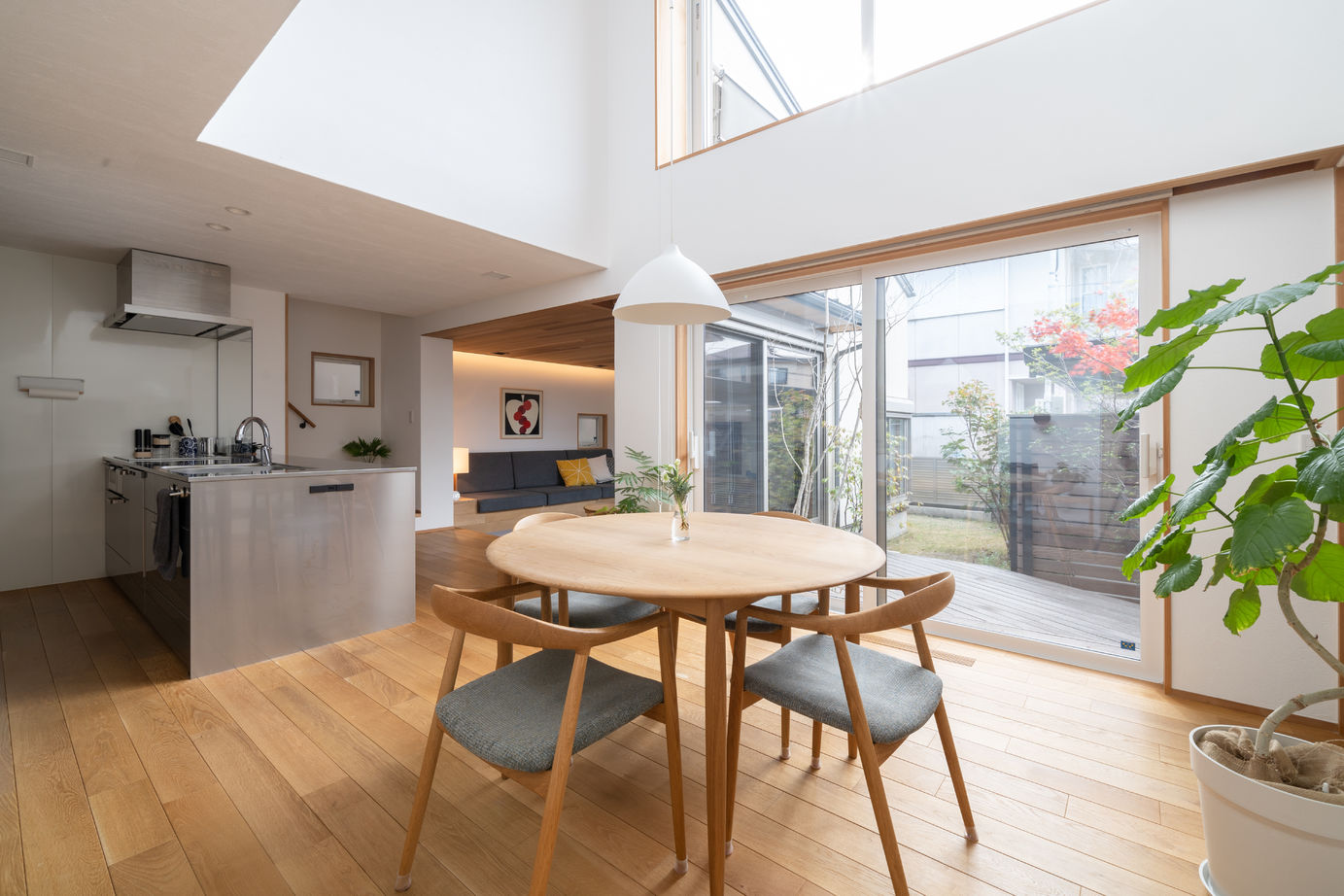 一級建築士事務所　フクダ・ロングライフデザイン 【大阪府/中庭/SE構法/床下冷暖房/オシャレ】中庭を囲むLDKは光と緑がたっぷり。の建築実例画像3