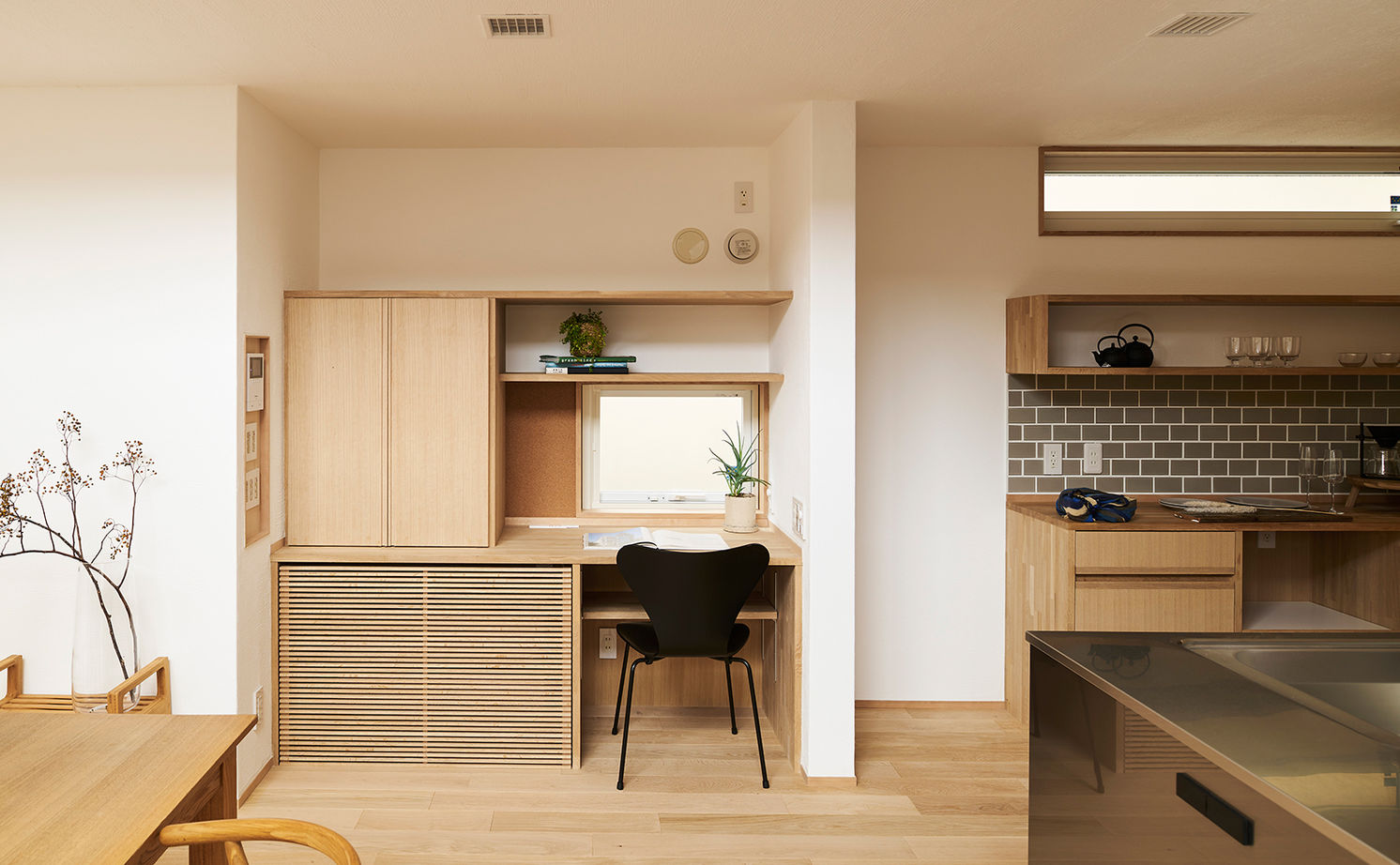 一級建築士事務所　フクダ・ロングライフデザイン 【大阪府/中庭/SE構法/床下冷暖房/オシャレ】中庭を囲むLDKは光と緑がたっぷり。の建築実例画像5