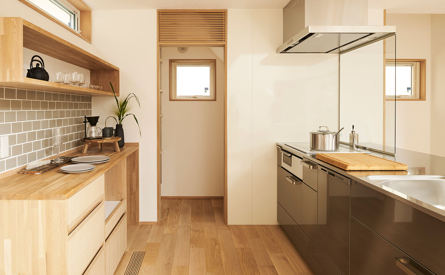 一級建築士事務所　フクダ・ロングライフデザイン 【大阪府/中庭/SE構法/床下冷暖房/オシャレ】中庭を囲むLDKは光と緑がたっぷり。の建築実例画像6