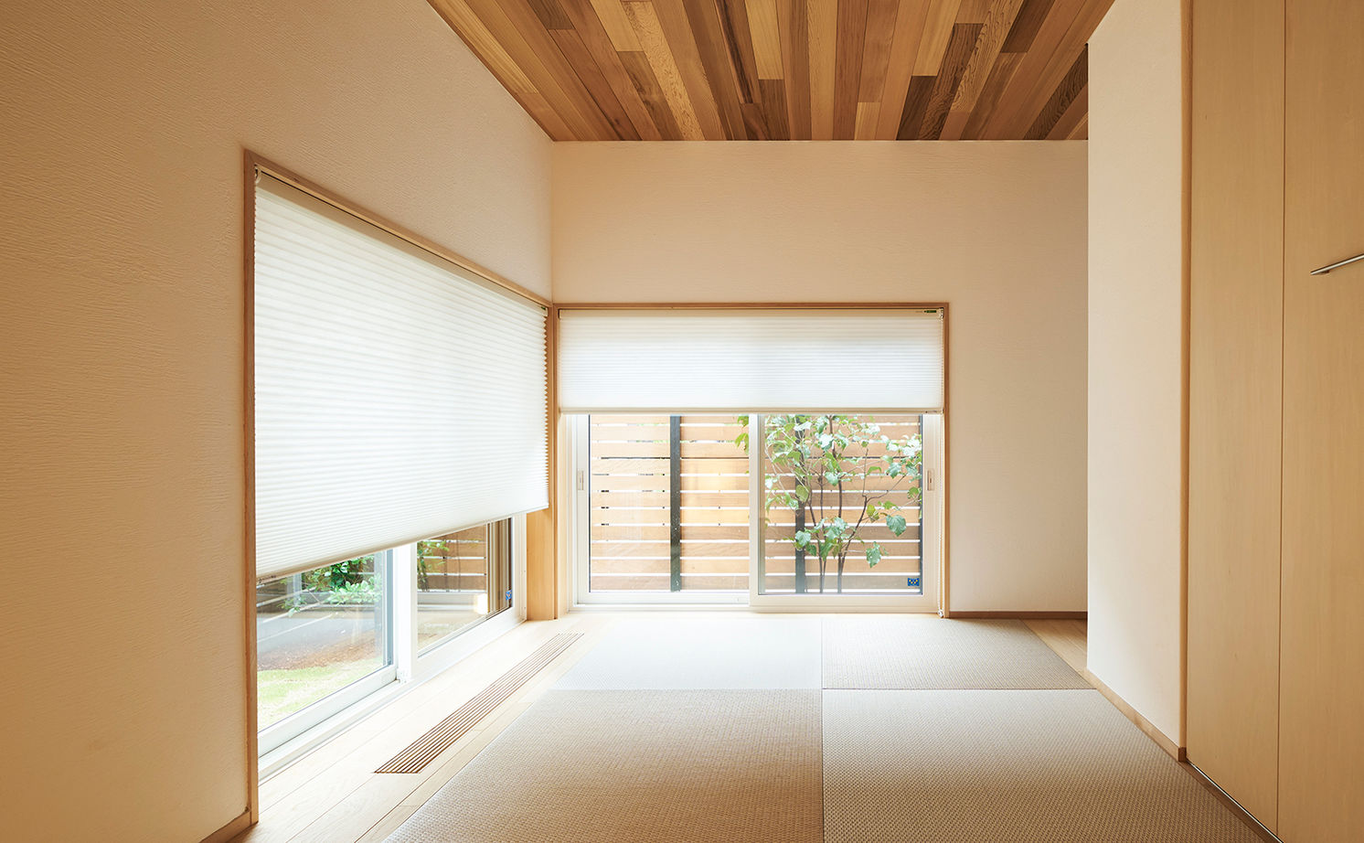 一級建築士事務所　フクダ・ロングライフデザイン 【大阪府/中庭/SE構法/床下冷暖房/オシャレ】中庭を囲むLDKは光と緑がたっぷり。の建築実例画像7