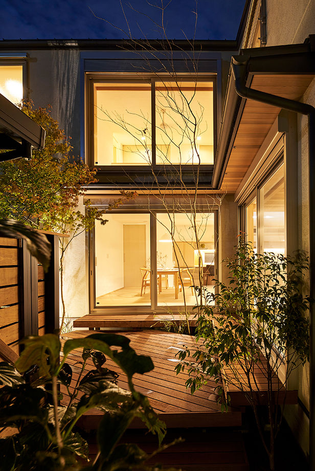 一級建築士事務所　フクダ・ロングライフデザイン 【大阪府/中庭/SE構法/床下冷暖房/オシャレ】中庭を囲むLDKは光と緑がたっぷり。の建築実例画像8