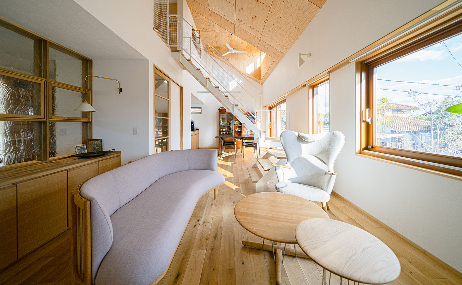 一級建築士事務所　フクダ・ロングライフデザイン 【SE構法/高気密高断熱/自然素材】勾配天井にドーマーのある家。大らかな空間に白いスケルトン階段が美しいの建築実例画像2