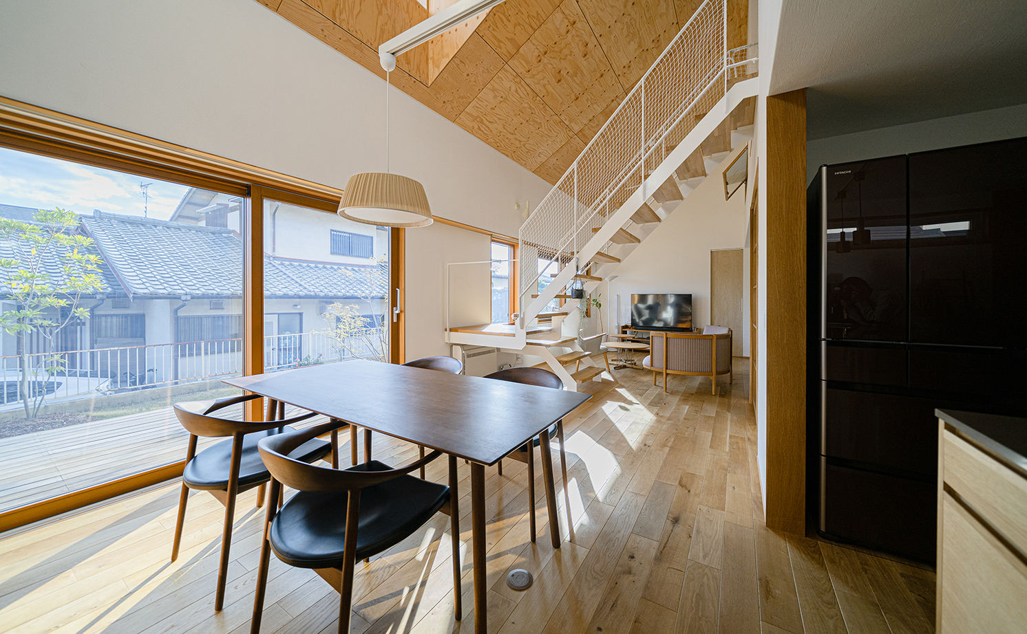 一級建築士事務所　フクダ・ロングライフデザイン 【SE構法/高気密高断熱/自然素材】勾配天井にドーマーのある家。大らかな空間に白いスケルトン階段が美しいの建築実例画像3