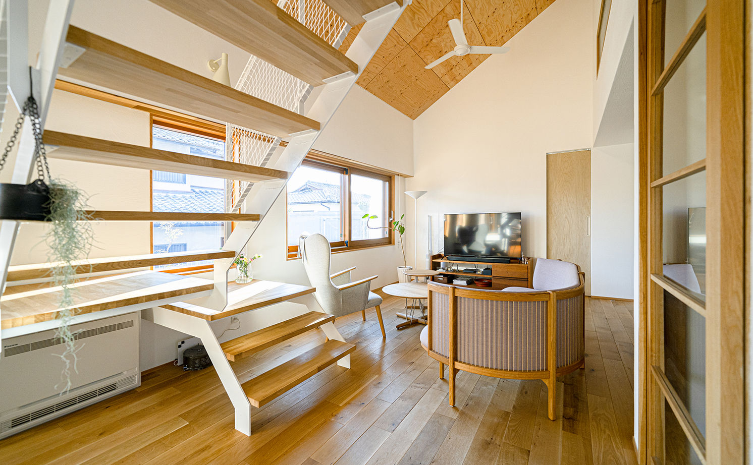 一級建築士事務所　フクダ・ロングライフデザイン 【SE構法/高気密高断熱/自然素材】勾配天井にドーマーのある家。大らかな空間に白いスケルトン階段が美しいの建築実例画像4
