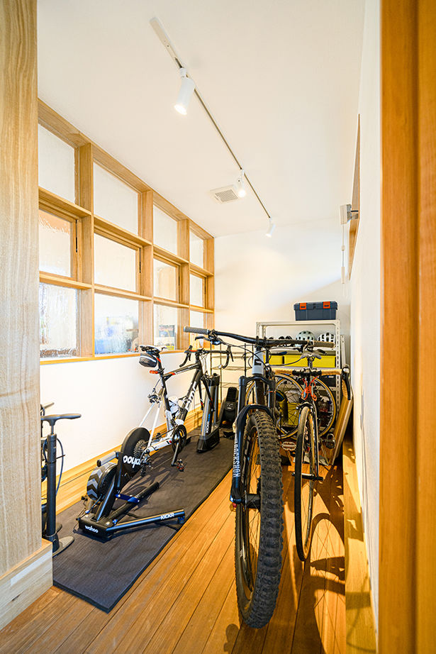 一級建築士事務所　フクダ・ロングライフデザイン 【SE構法/高気密高断熱/自然素材】勾配天井にドーマーのある家。大らかな空間に白いスケルトン階段が美しいの建築実例画像6