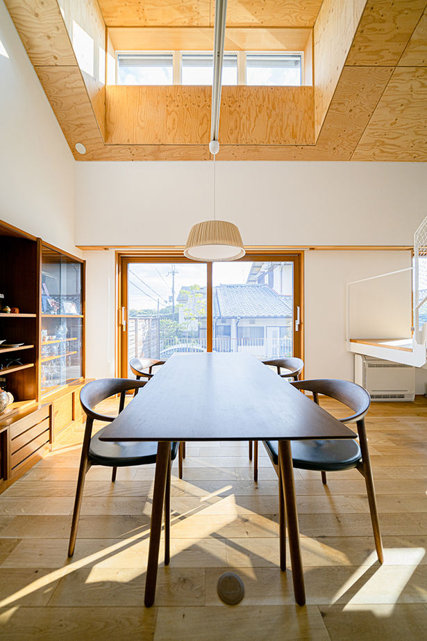 一級建築士事務所　フクダ・ロングライフデザイン 【SE構法/高気密高断熱/自然素材】勾配天井にドーマーのある家。大らかな空間に白いスケルトン階段が美しいの建築実例画像7