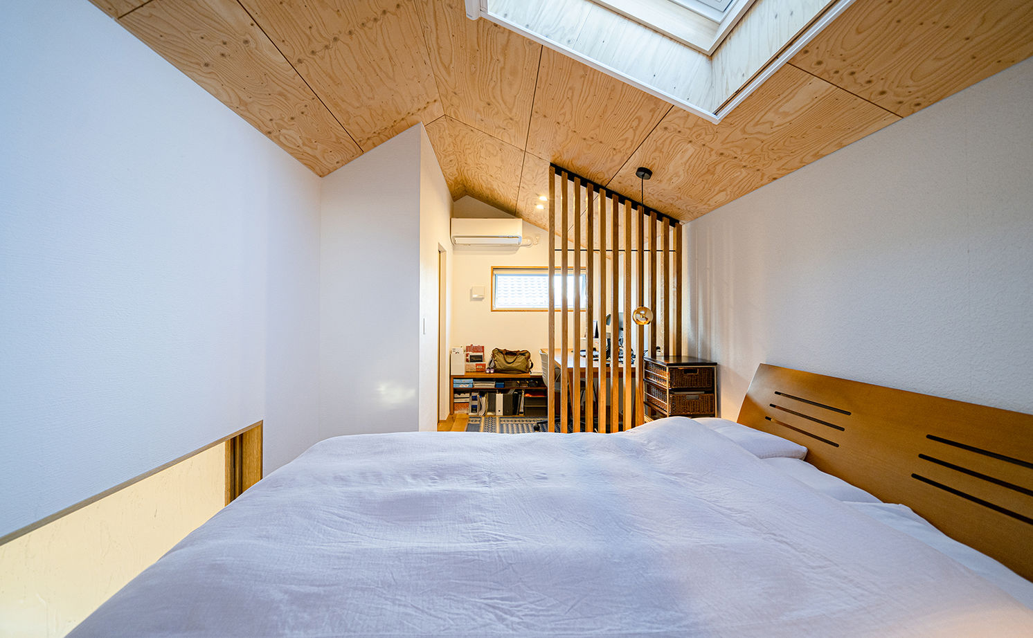 一級建築士事務所　フクダ・ロングライフデザイン 【SE構法/高気密高断熱/自然素材】勾配天井にドーマーのある家。大らかな空間に白いスケルトン階段が美しいの建築実例画像8