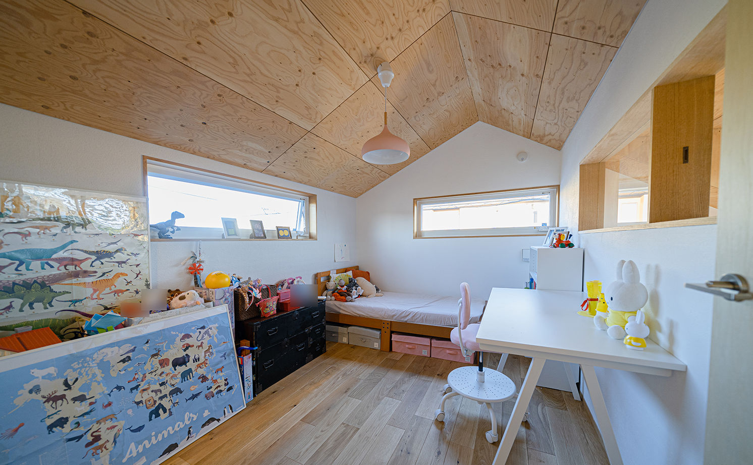 一級建築士事務所　フクダ・ロングライフデザイン 【SE構法/高気密高断熱/自然素材】勾配天井にドーマーのある家。大らかな空間に白いスケルトン階段が美しいの建築実例画像9