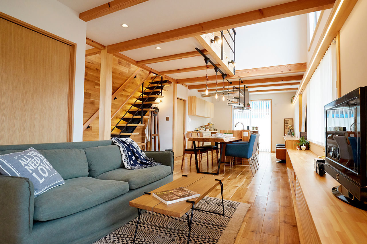 フィデア 【間取図有｜2000～2999万円｜スケルトン階段｜木の温かみ｜吹抜】横長の敷地を巧みに活用した理想の住まいの建築実例画像2