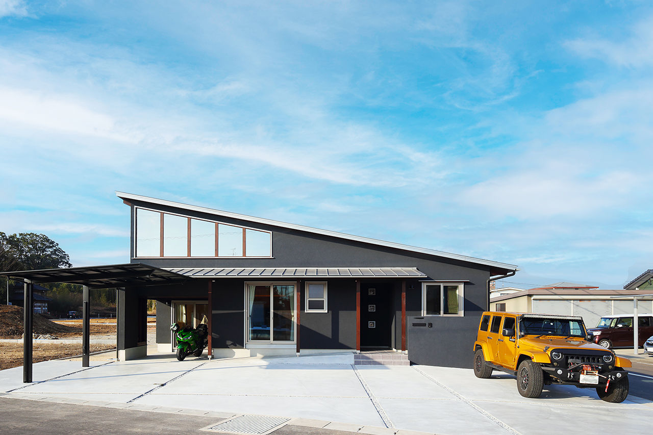 フィデア 【間取図有｜2000～2499万円｜木のデザイン｜カーライフ】広々とした吹抜で一体感を楽しむ片流れ屋根の家の建築実例画像