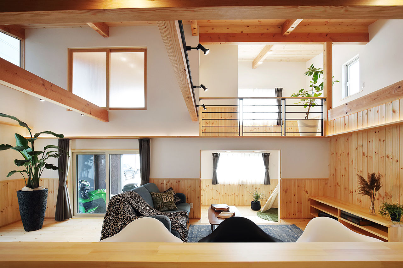 フィデア 【間取図有｜2000～2499万円｜木のデザイン｜カーライフ】広々とした吹抜で一体感を楽しむ片流れ屋根の家の建築実例画像2