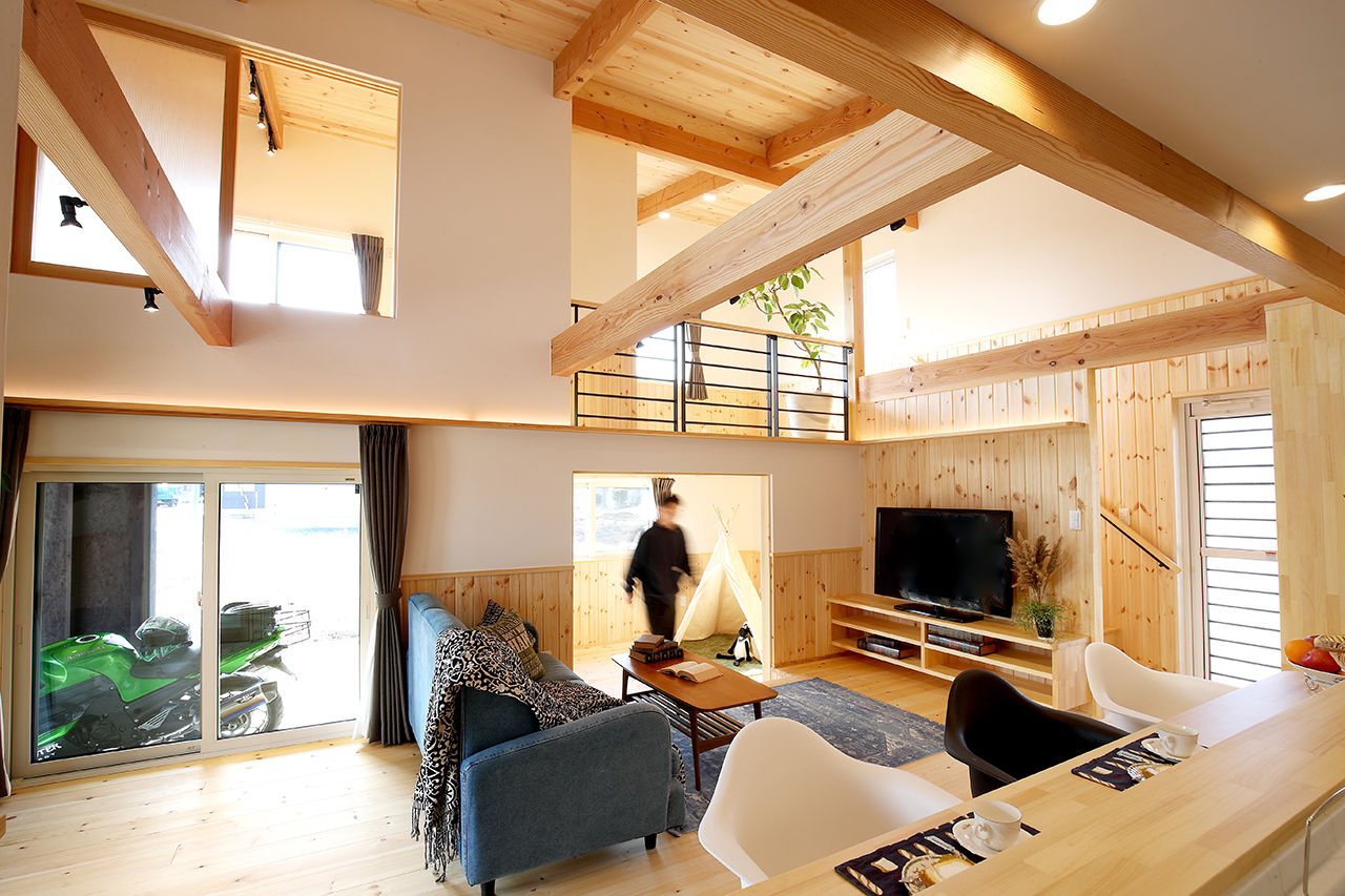 フィデア 【間取図有｜2000～2499万円｜木のデザイン｜カーライフ】広々とした吹抜で一体感を楽しむ片流れ屋根の家の建築実例画像3