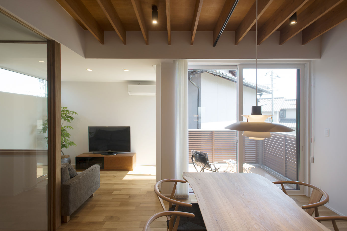 はだしの家． 【兵庫県姫路市/2階建て】こだわりのフォルムと質感が洗練された空間が広がるアイデア満載の家の建築実例画像2