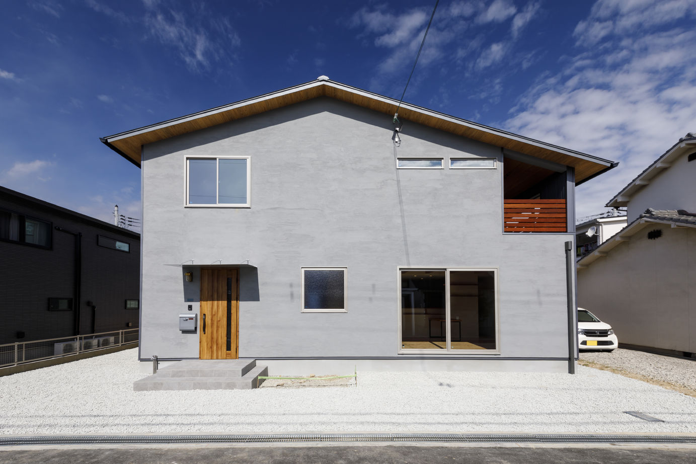 はだしの家． 【兵庫県加古川市／カフェ風／シンプルデザイン】三角屋根のフォルムが美しいカフェスタイルのおうちの建築実例画像1