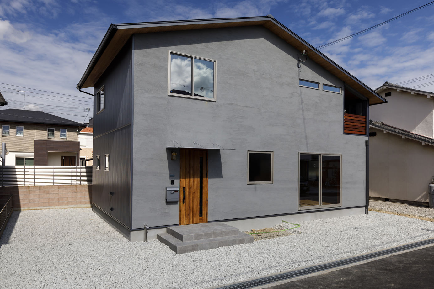 はだしの家． 【兵庫県加古川市／カフェ風／シンプルデザイン】三角屋根のフォルムが美しいカフェスタイルのおうちの建築実例画像2