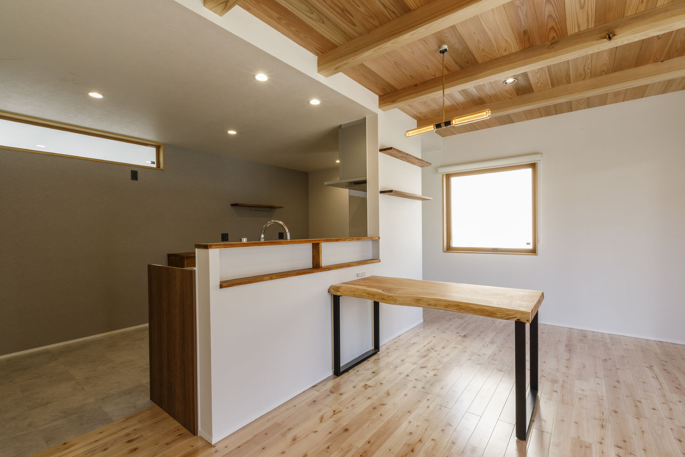 はだしの家． 【兵庫県加古川市／カフェ風／シンプルデザイン】三角屋根のフォルムが美しいカフェスタイルのおうちの建築実例画像4