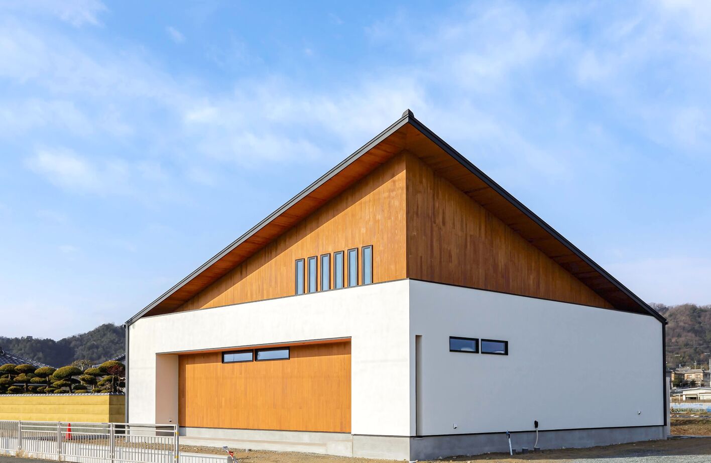 はだしの家． 【兵庫県姫路市／4000万円台／40坪台】片流れの屋根が素材感を際立たせる半平屋のお家の建築実例画像1