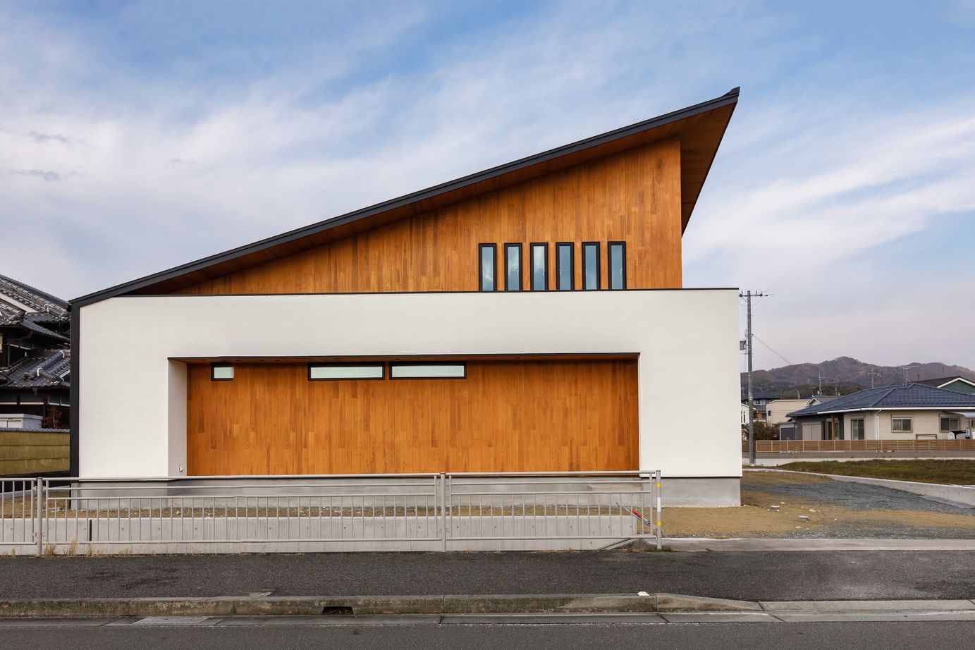 はだしの家． 【兵庫県姫路市／4000万円台／40坪台】片流れの屋根が素材感を際立たせる半平屋のお家の建築実例画像2