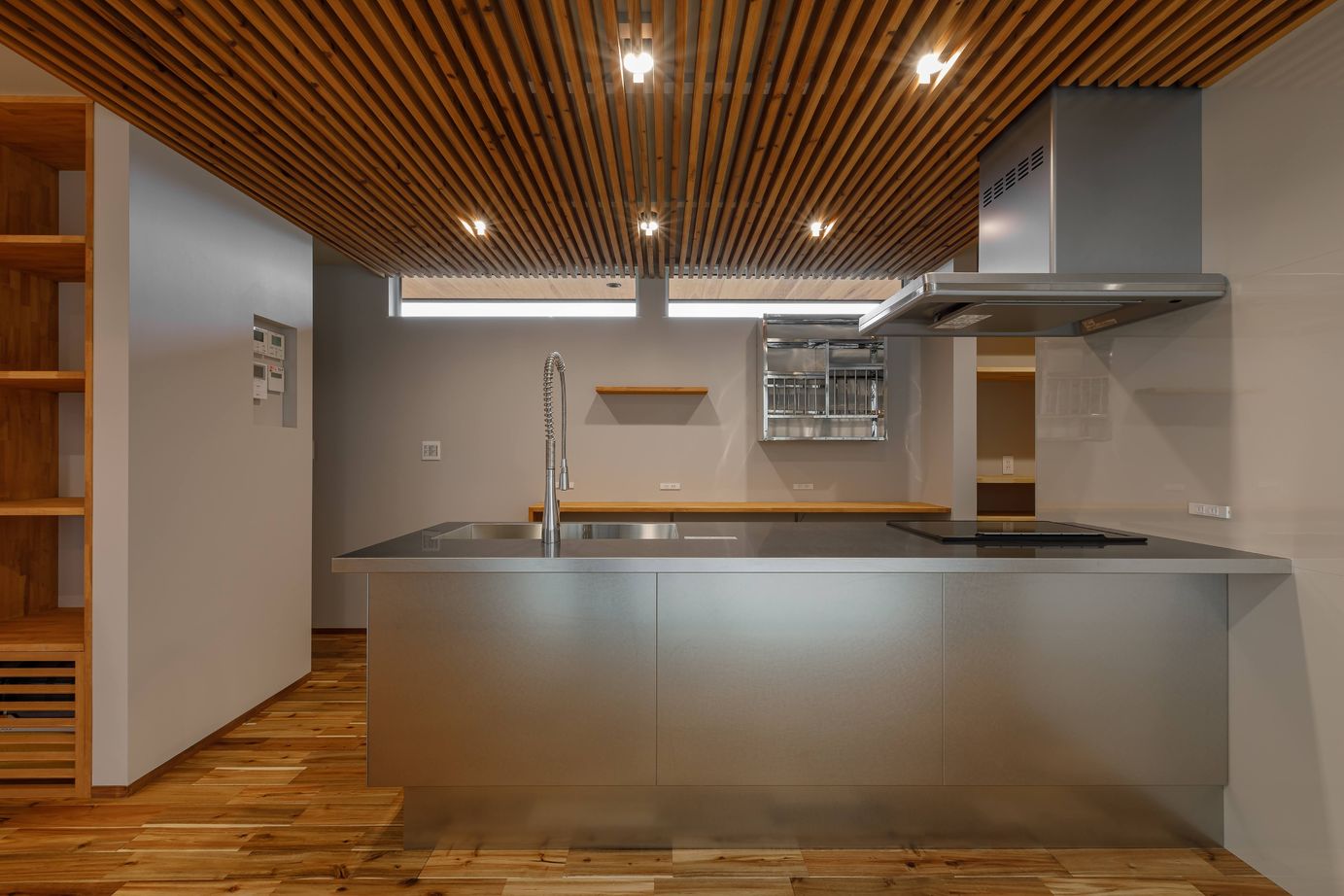 はだしの家． 【兵庫県姫路市／4000万円台／40坪台】片流れの屋根が素材感を際立たせる半平屋のお家の建築実例画像4