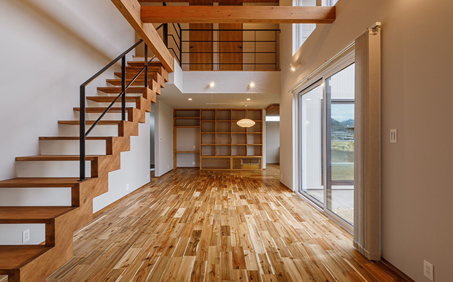 はだしの家． 【兵庫県姫路市／4000万円台／40坪台】片流れの屋根が素材感を際立たせる半平屋のお家の建築実例画像5