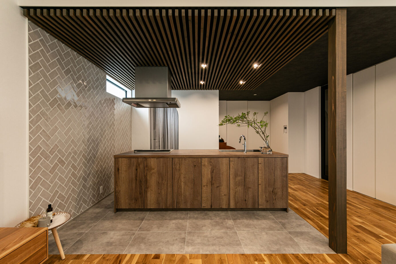 はだしの家． 段彩の家－視線を惹きつける、凹凸のリズムの建築実例画像2