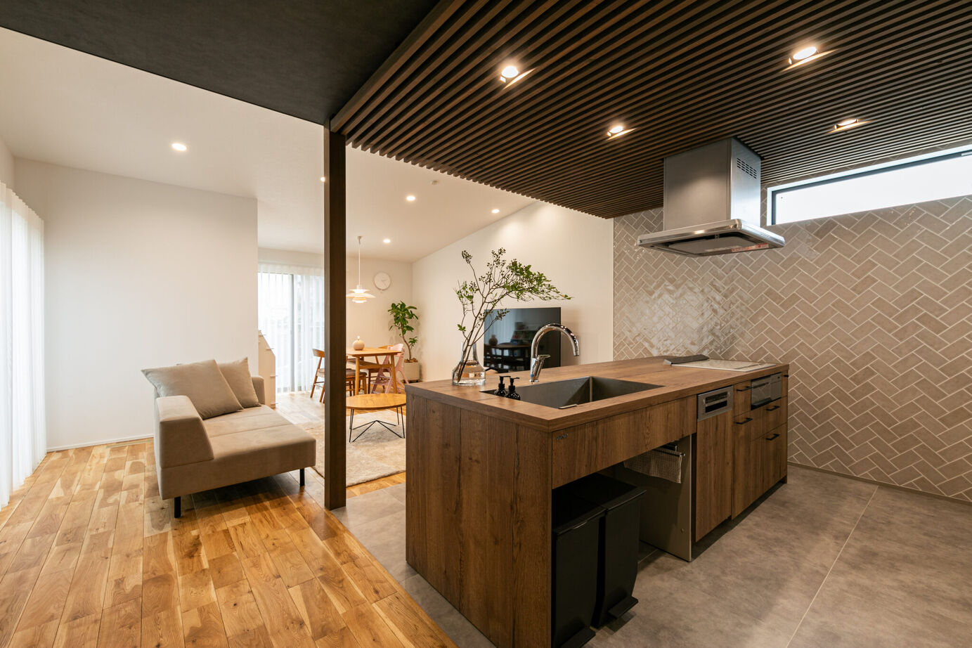 はだしの家． 段彩の家－視線を惹きつける、凹凸のリズムの建築実例画像4