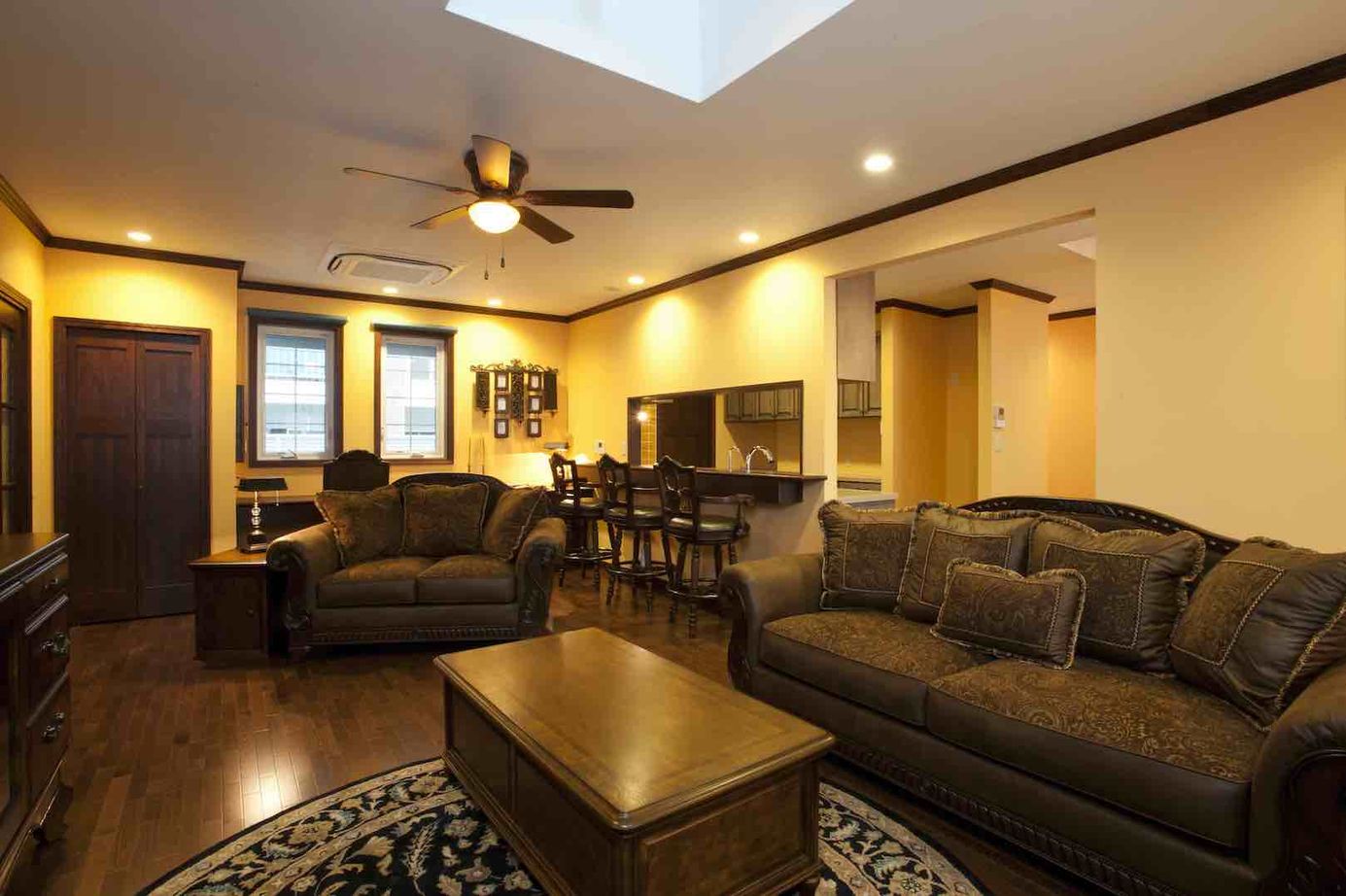 セルコホーム 【ビルトインガレージ|バーコーナー】故郷のカナダを感じさせる快適さと木の温もりや質感が心地よい住まいの建築実例画像3