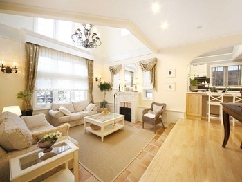 セルコホーム 【書斎|勾配天井】吹き抜けやスキップフロアで大空間のリビングを実現。基礎断熱で土間空間も心地よい家の建築実例画像3