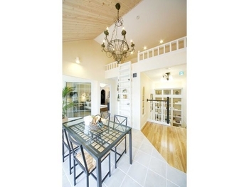 セルコホーム 【書斎|勾配天井】吹き抜けやスキップフロアで大空間のリビングを実現。基礎断熱で土間空間も心地よい家の建築実例画像8