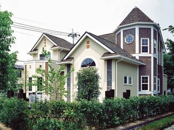 セルコホーム 【輸入住宅|勾配天井|書斎】ウッドデッキから中庭を眺め、豊かな緑を楽しみながら寛げる住まいの建築実例画像1