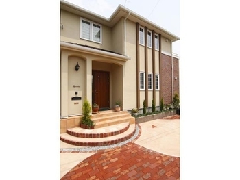 セルコホーム 【輸入住宅|勾配天井|書斎】ウッドデッキから中庭を眺め、豊かな緑を楽しみながら寛げる住まいの建築実例画像2