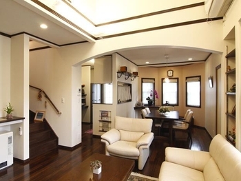 セルコホーム 【輸入住宅|勾配天井|書斎】ウッドデッキから中庭を眺め、豊かな緑を楽しみながら寛げる住まいの建築実例画像3