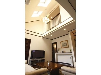 セルコホーム 【輸入住宅|勾配天井|書斎】ウッドデッキから中庭を眺め、豊かな緑を楽しみながら寛げる住まいの建築実例画像4