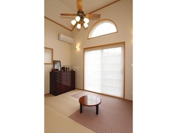 セルコホーム 【輸入住宅|勾配天井|書斎】ウッドデッキから中庭を眺め、豊かな緑を楽しみながら寛げる住まいの建築実例画像5